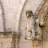 ...creatura mitologica met� aquila e met� leone disposto a guardia dell�edificio
